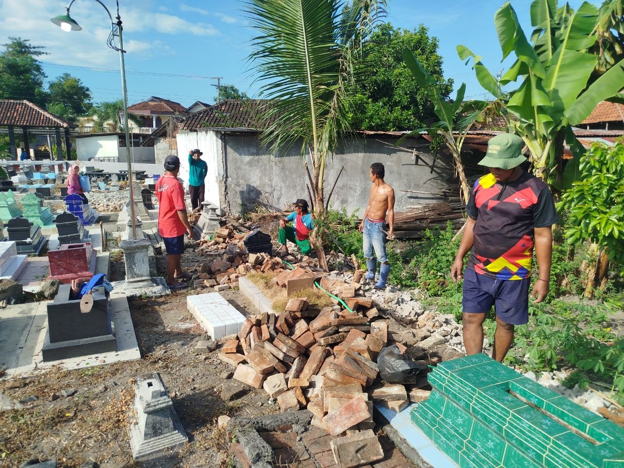 Pembangunan Pagar Makam dan Pelebaran Jalan Masuk